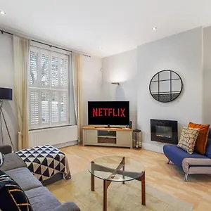 Pristine Stylish Townhouse On The Stray! - Sleeps 9 Holiday home Harrogate